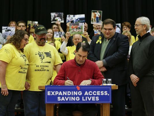 Gov. Scott Walker signs Dillon's Law bill at Mishicot High, making epinephrine more accessible